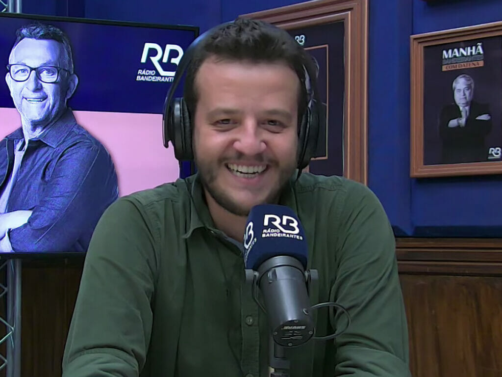 O repórter Vinícius Bueno na rádio Bandeirantes