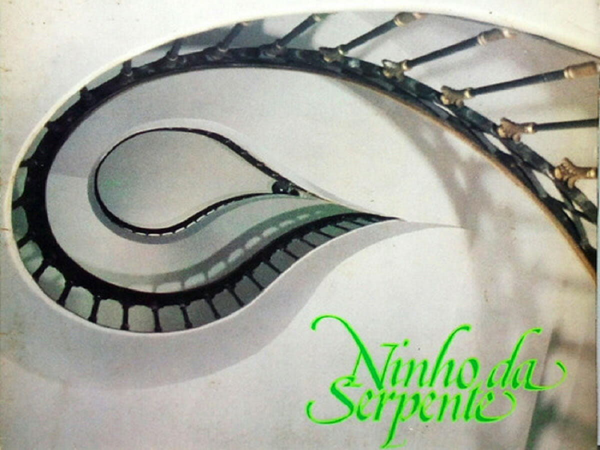 Perspectiva da escada da mansão que emula uma serpente, na capa da trilha instrumental da novela Ninho da Serpente