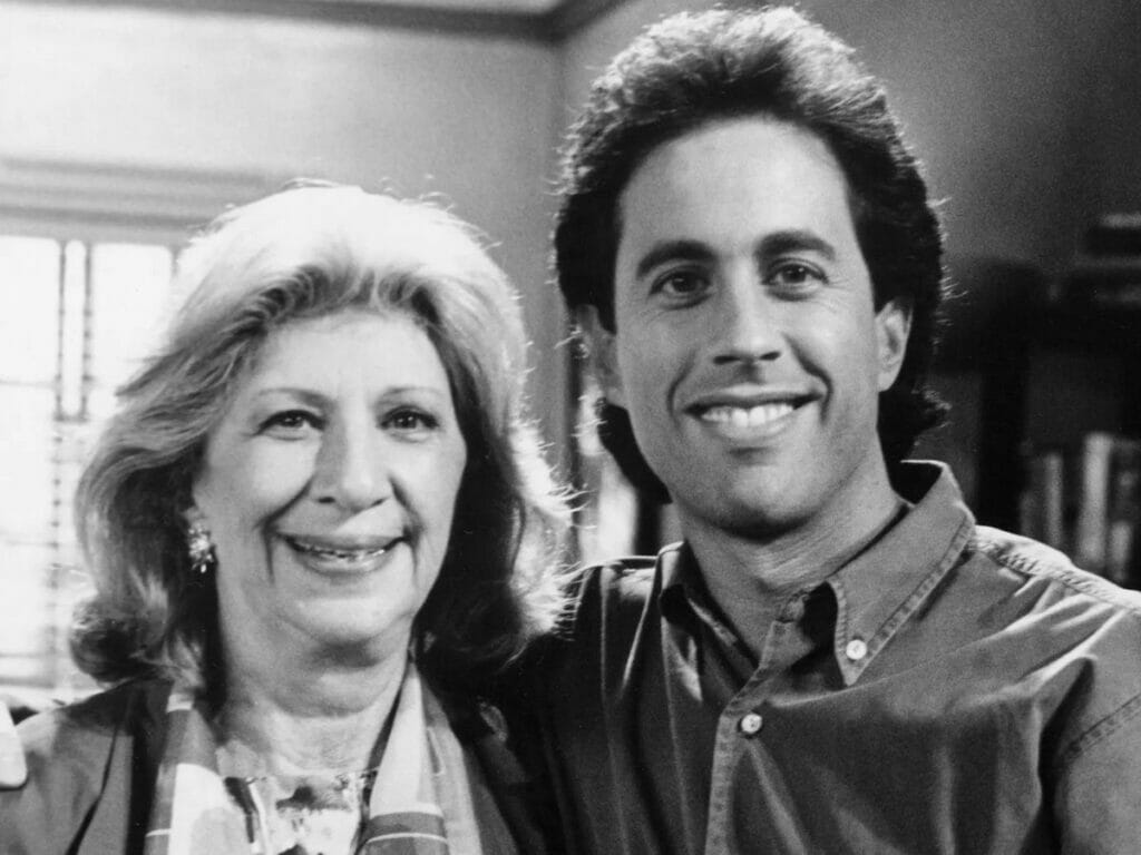 Liz Sheridan com Jerry Seinfeld nos bastidores da série Seinfeld