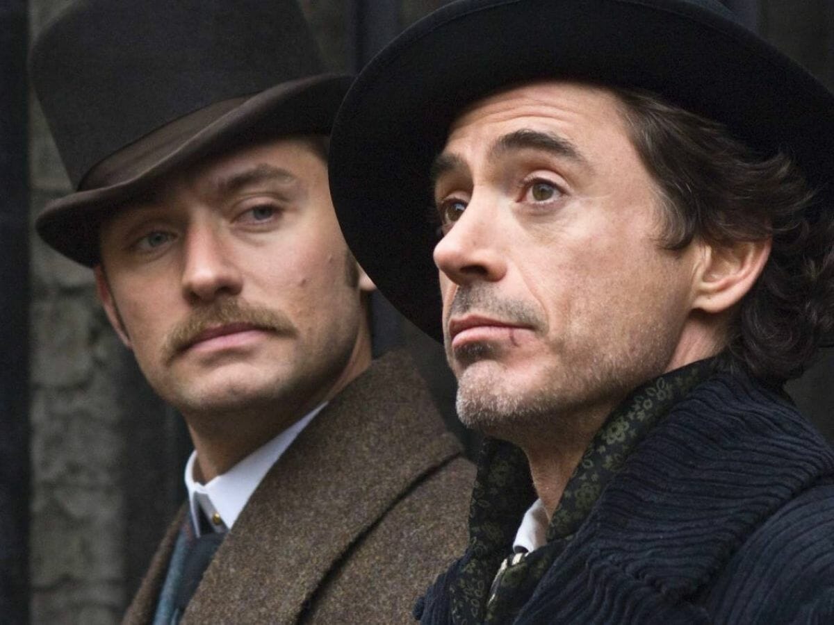 Jude Law (ao fundo) e Robert Downey Jr. na versão do cinema de Sherlock Holmes