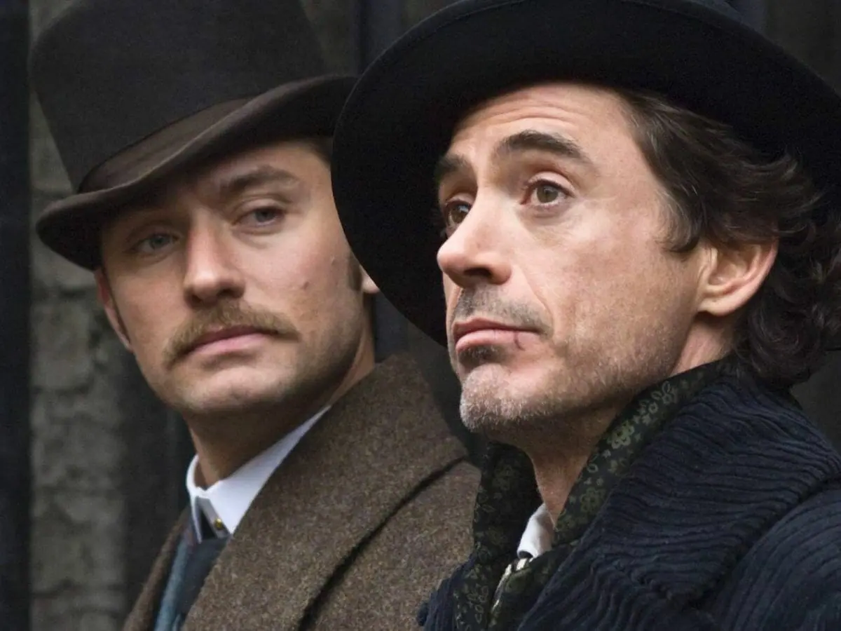 Jude Law (ao fundo) e Robert Downey Jr. na versão do cinema de Sherlock Holmes