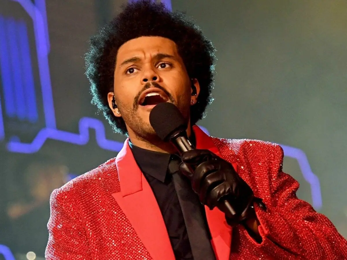 O cantor The Weeknd durante o show do Super Bowl em 2021