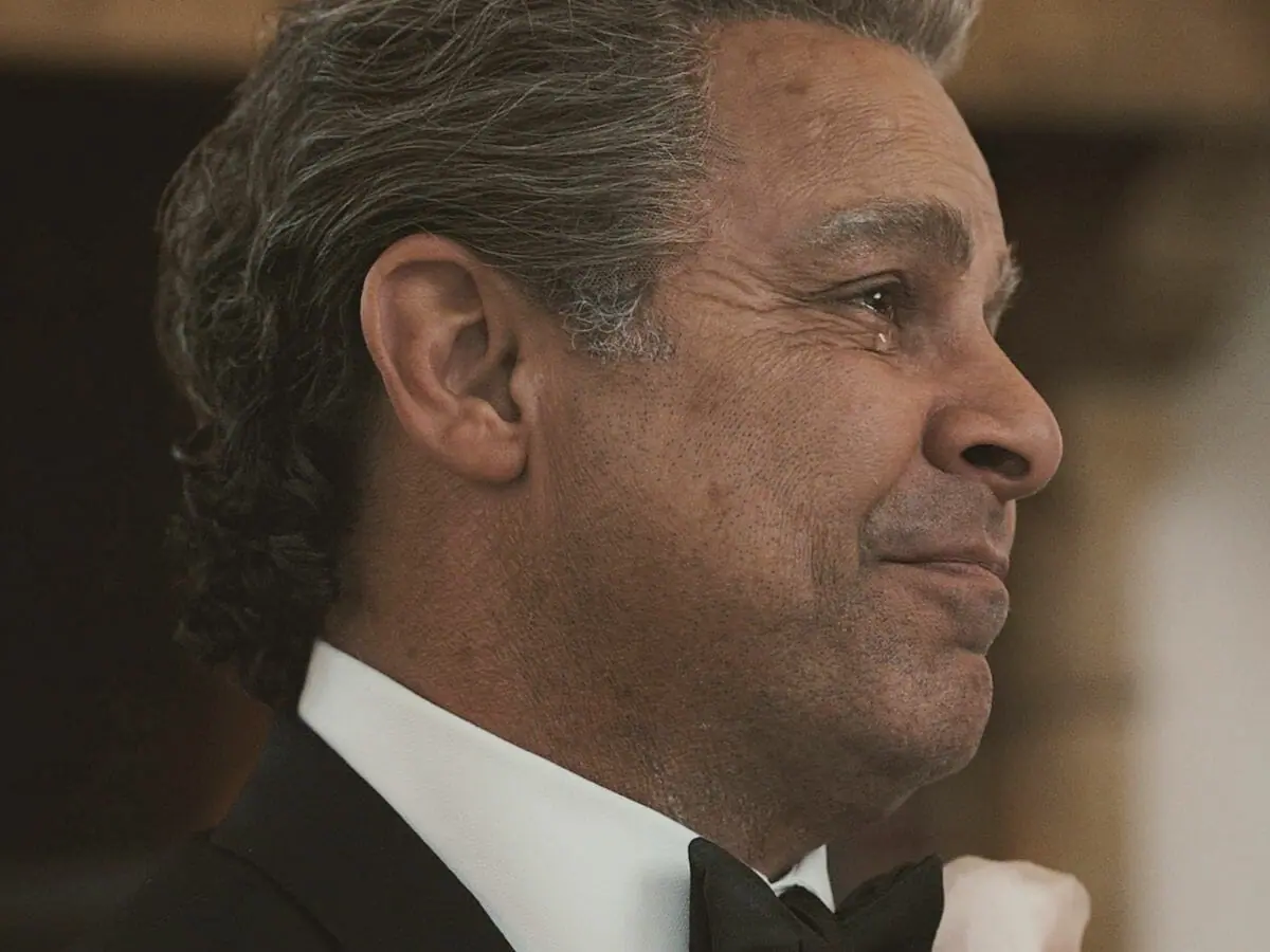 O ator Jon Huertas chora em cena da sexta temporada de This Is Us