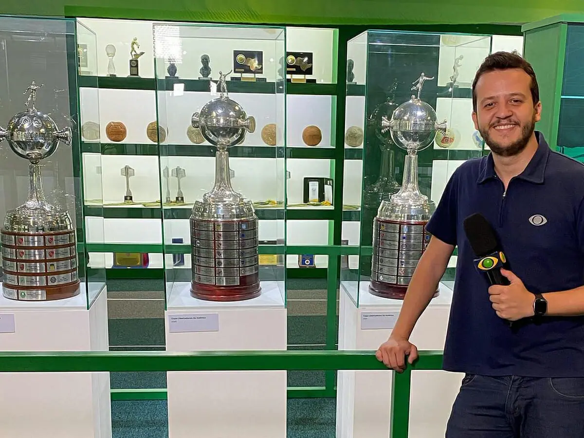 O repórter Vinícius Bueno na Sala de Troféus do Palmeiras