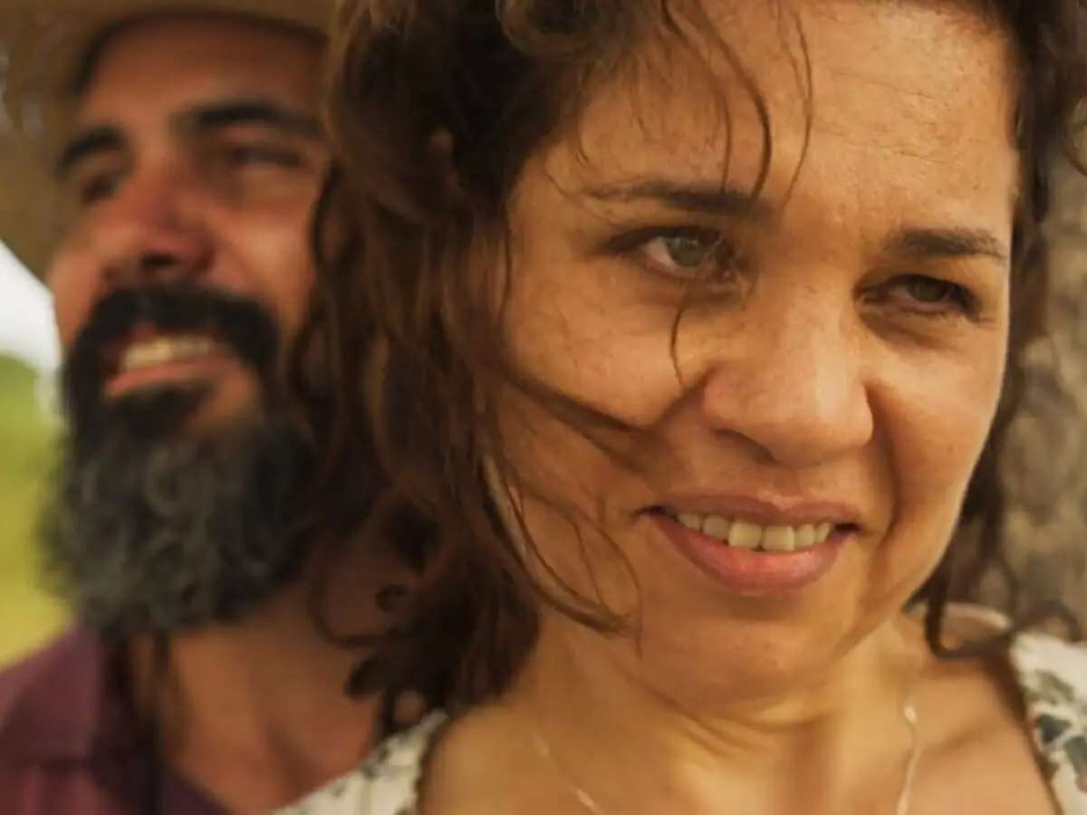 Alcides (Juliano Cazarré) e Maria Bruaca (Isabel Teixeira) de Pantanal