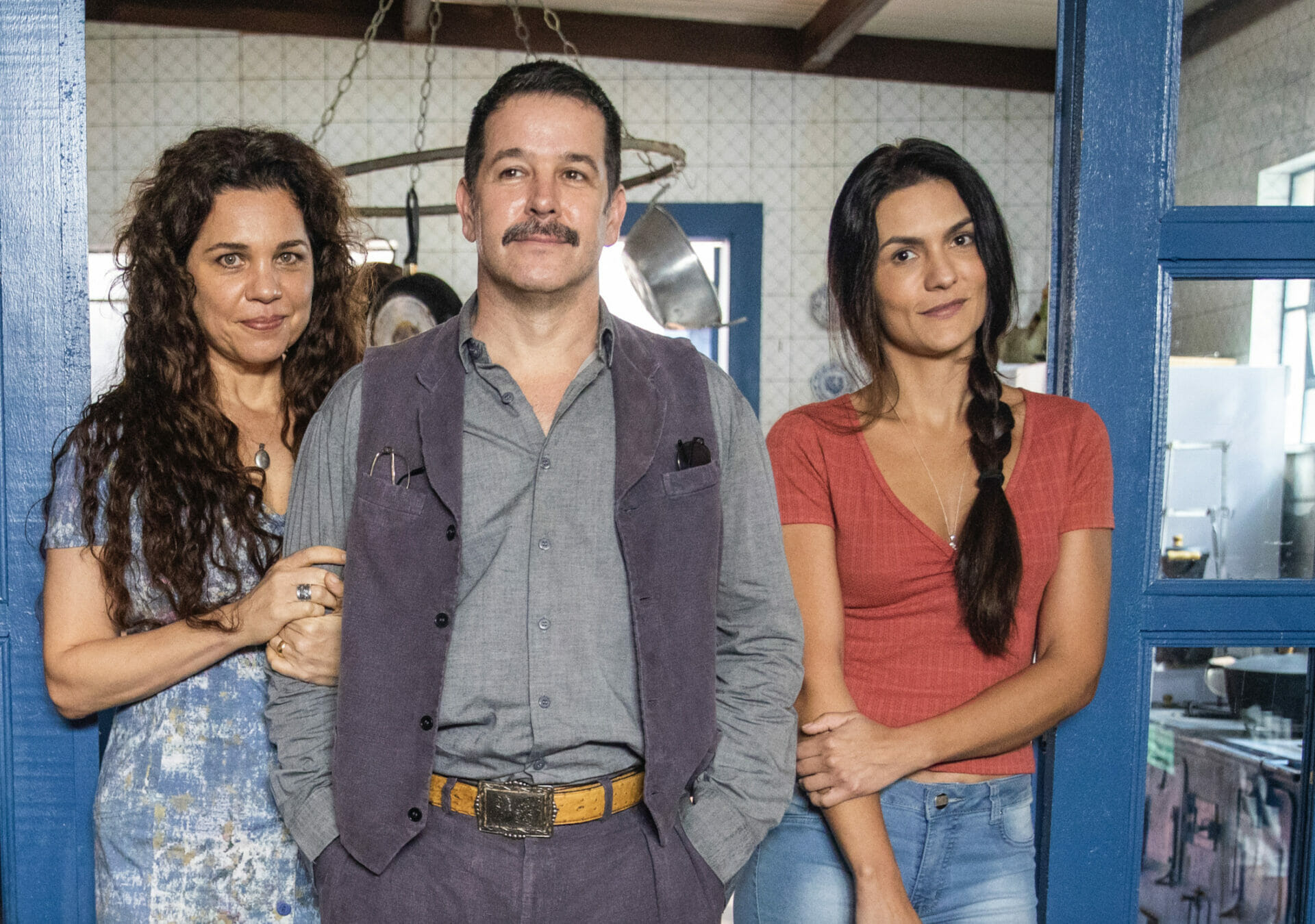 Maria (Isabel Teixeira), Tenório (Murilo Benício) e Zefa (Paula Barbosa) de Pantanal
