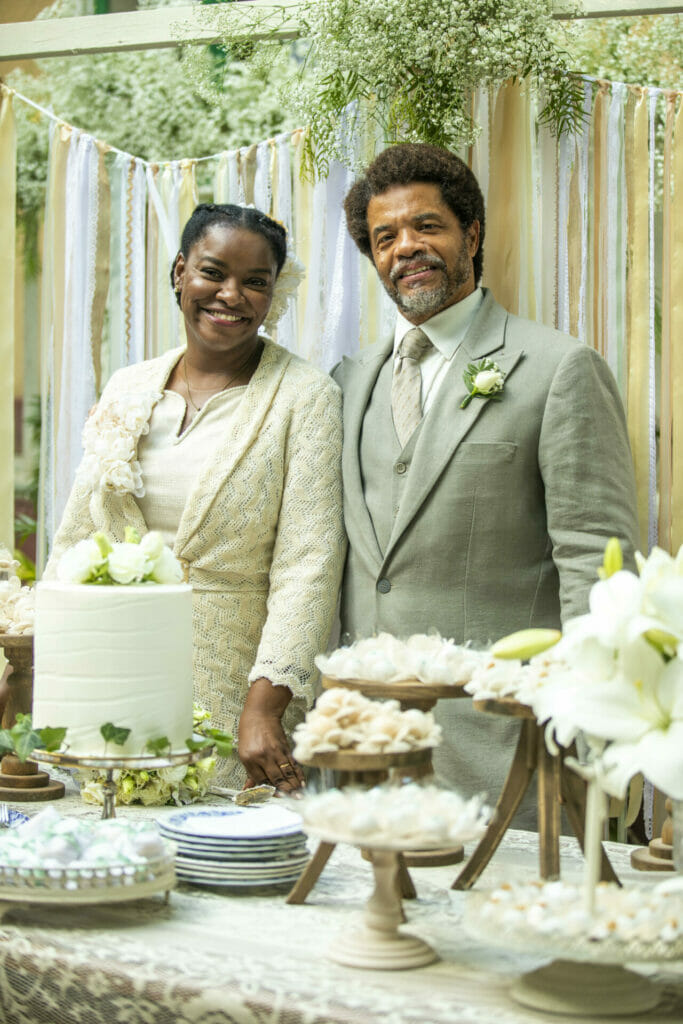 Augusta (Olívia Araújo) e Abílio (Luciano Quirino) se casam em Além da Ilusão 