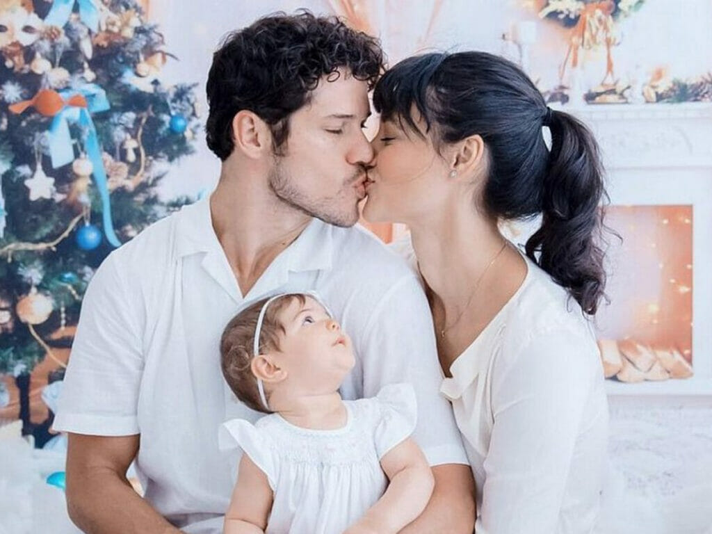 José Loreto e Débora Nascimento com a filha Bella