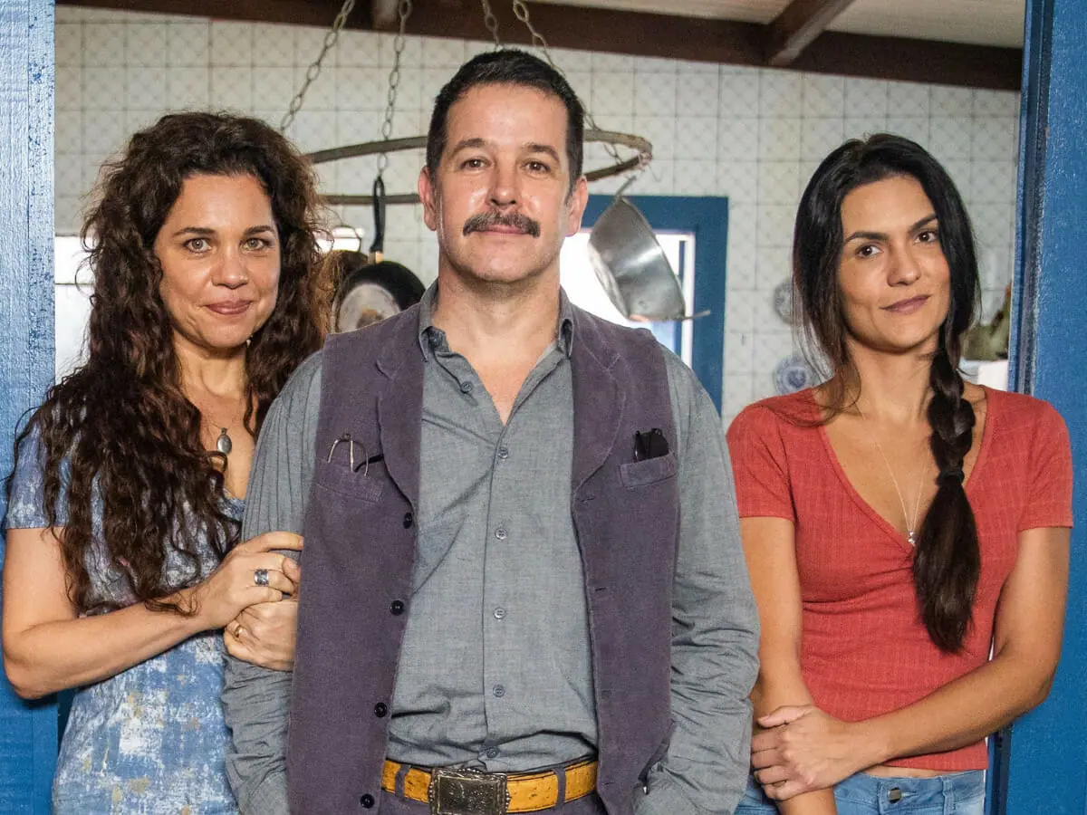 Maria Bruaca (Isabel Teixeira), Tenório (Murilo Benício) e Zefa (Paula Barbosa) em Pantanal