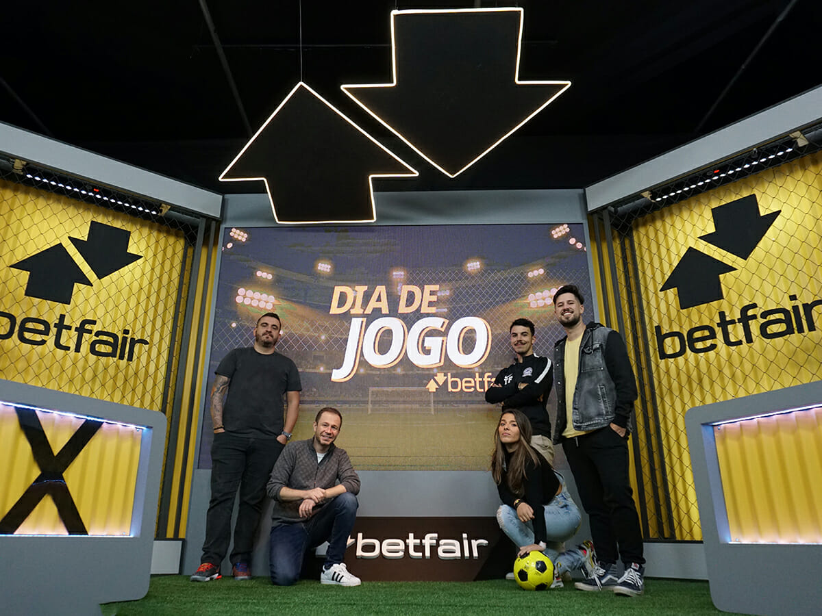 Edu Semblano, Tiago Leifert, Bibi Molina, Thomaz Freitas e Cassio Barco no cenário do programa Dia de Jogo