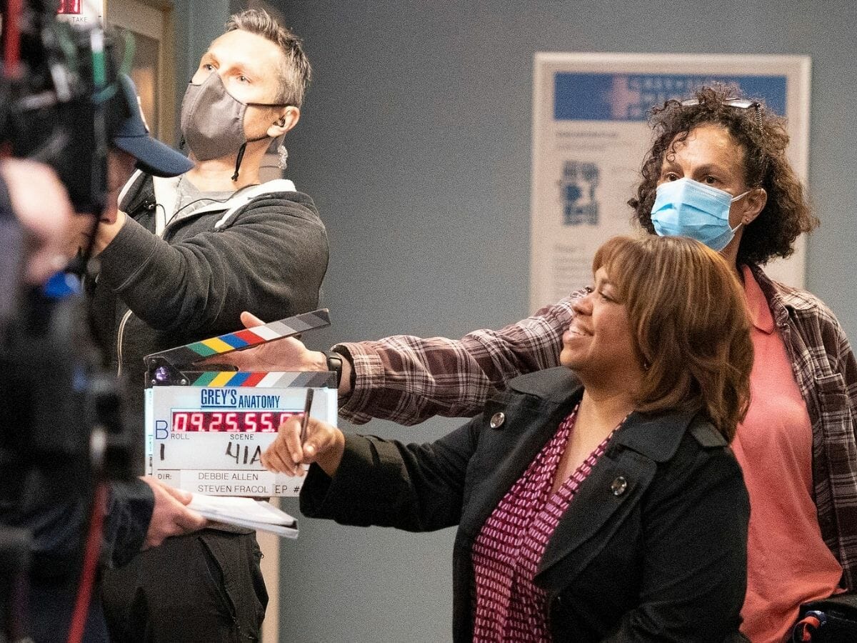 Chandra Wilson, sem máscara, nos bastidores da 18ª temporada de Grey's Anatomy