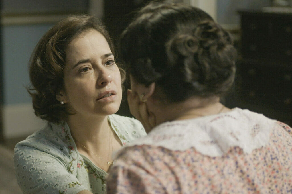 Fátima (Patrícia Pinho) e Heloísa (Paloma Duarte) em Além da Ilusão