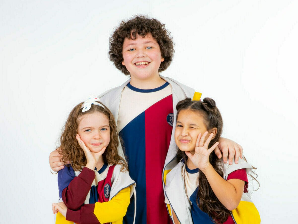 Pedro (Tavinho Martins), Chloe (Mariana Campolongo) e Yuna (Marianna Santos) em Poliana Moça