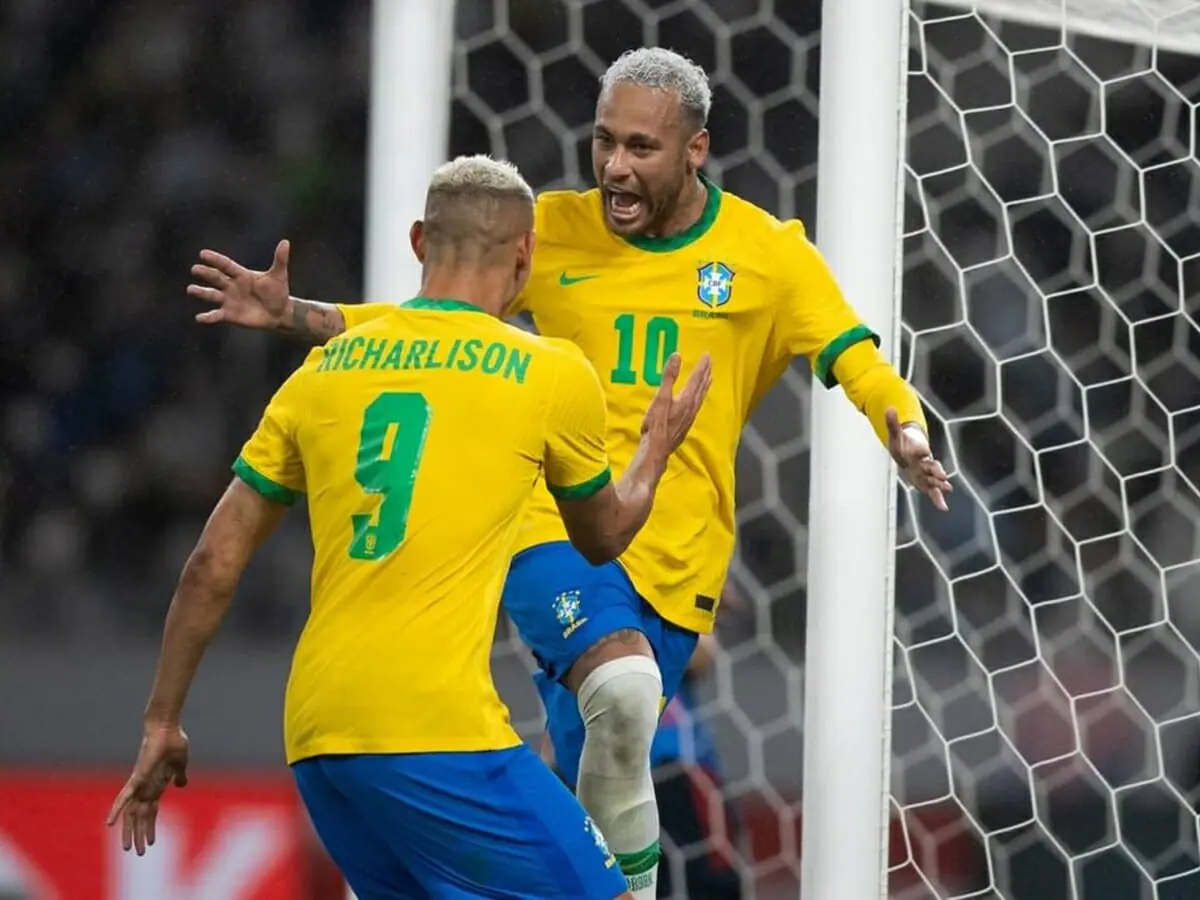 Neymar e Richarlison durante jogo do Brasil contra o Japão