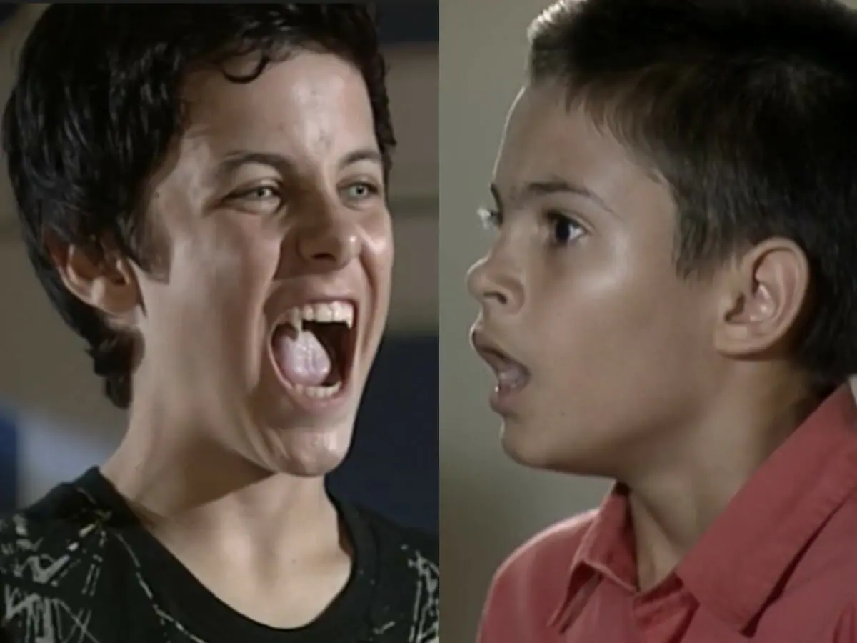 Zeca (Kayky Brito) e Renato (Thiago Farias) em O Beijo do Vampiro