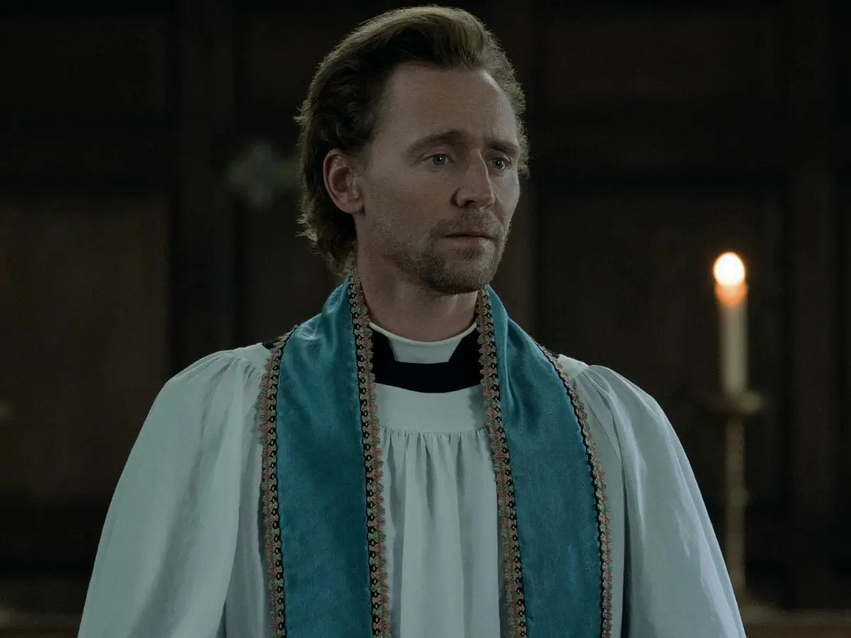 Tom Hiddleston na pele de um padre em A Serpente de Essex