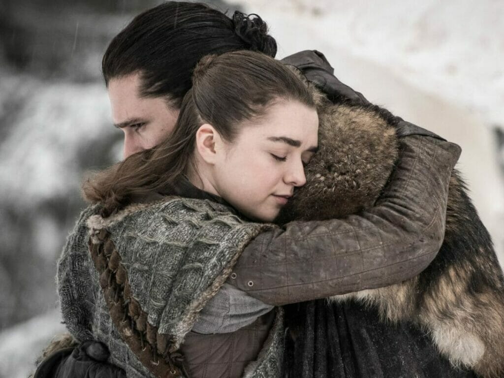 Maisie Williams e Kit Harington se abraçam em cena de Game of Thrones