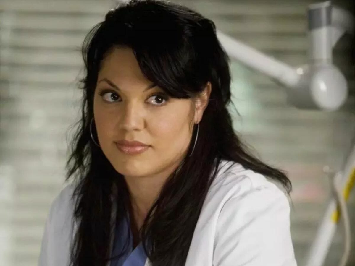 Sara Ramirez na pele da médica Callie Torres em Grey's Anatomy