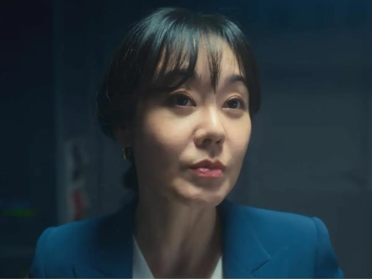 A atriz Yunjin Kim em cena de La Casa de Papel: Coreia