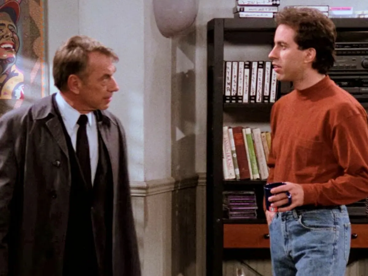 Philip Baker Hall com Jerry Seinfeld em cena da comédia Seinfeld