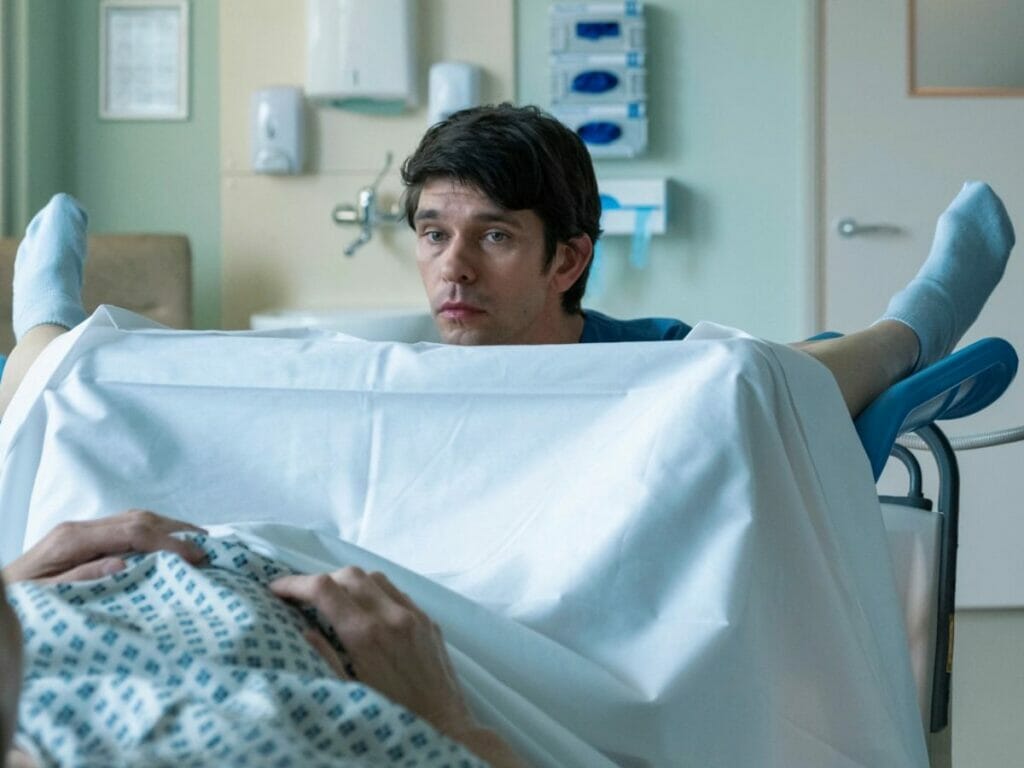 O médico Adam Kay (Ben Whishaw) atende uma grávida em This Is Going to Hurt