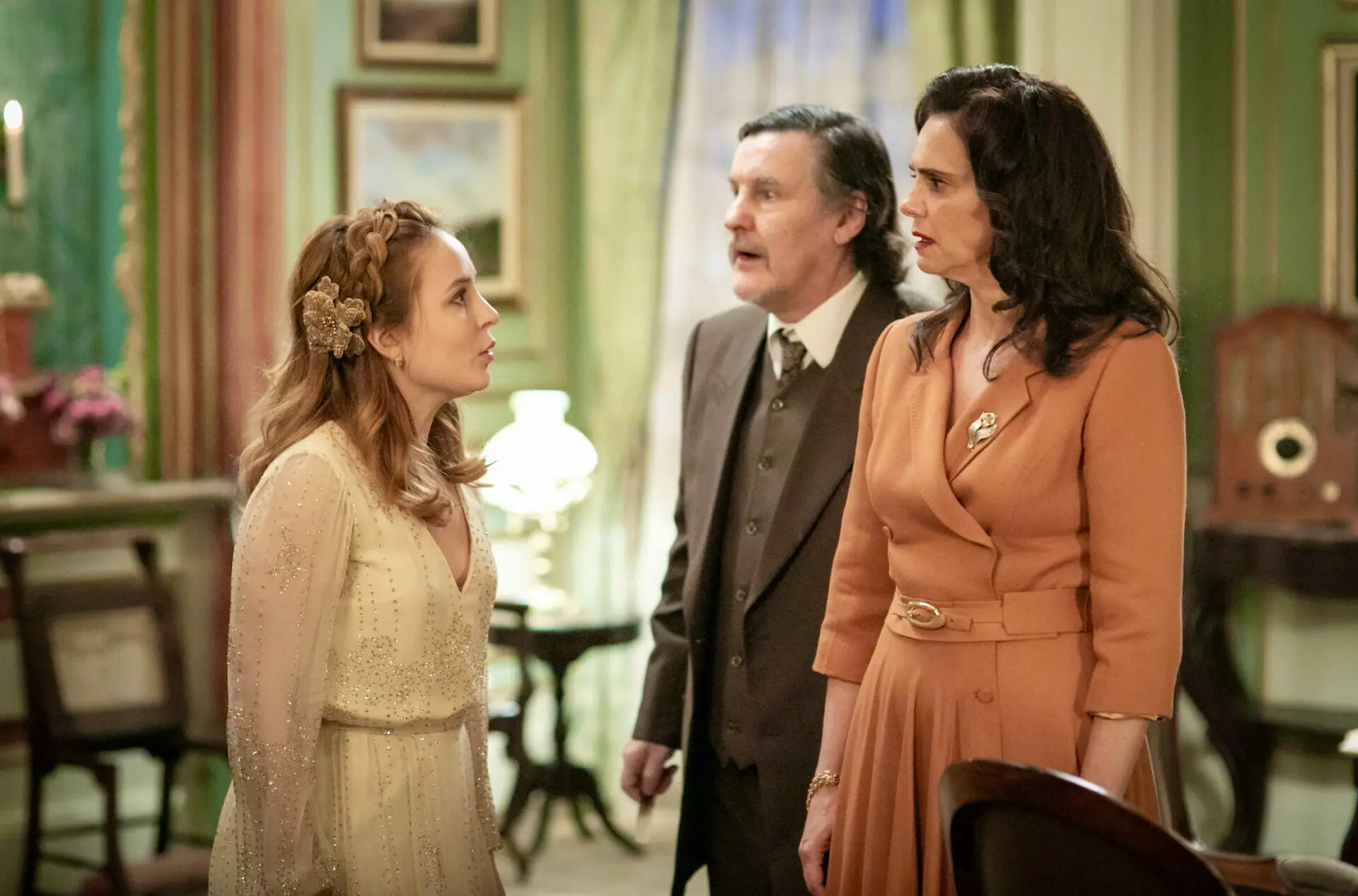 Isadora (Larissa Manoela), Matias (Antonio Calloni) e Violeta (Malu Galli) em Além da Ilusão