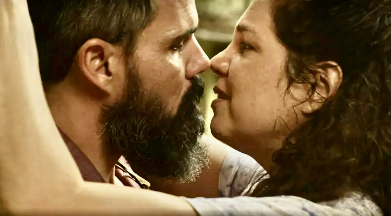 Alcides (Juliano Cazarré) e Maria Bruaca (Isabel Teixeira) na novela Pantanal
