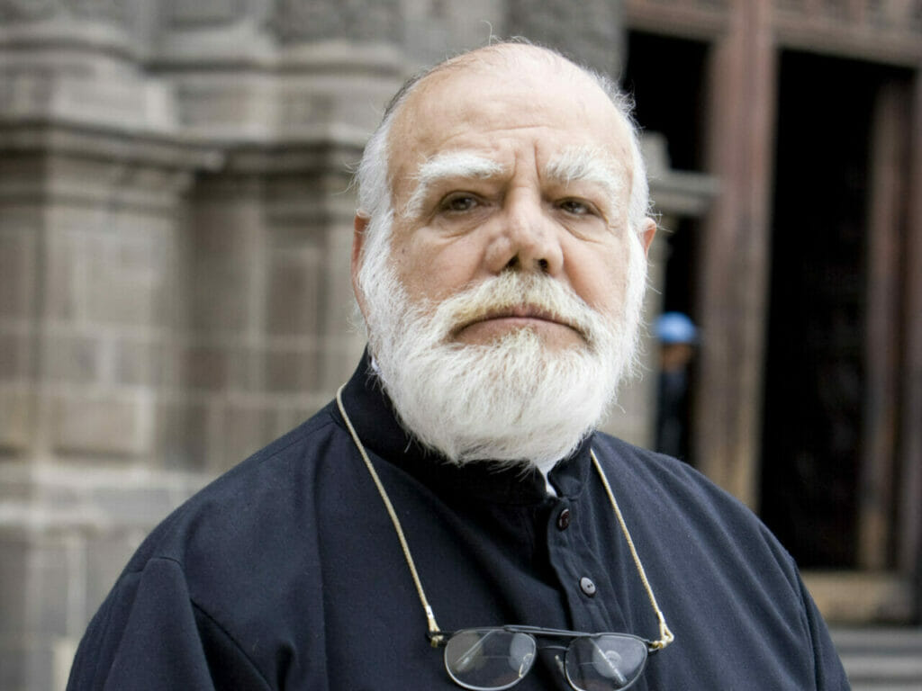 Padre Anselmo (Miguel Córcega) em Cuidado com o Anjo