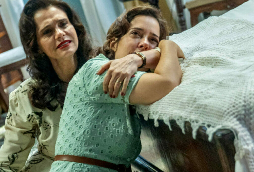 Violeta (Malu Galli) e Heloísa (Paloma Duarte) em Além da Ilusão