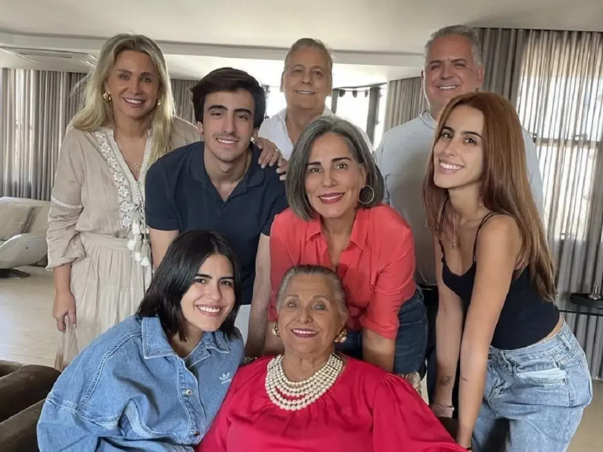 Gloria Pires ao lado das filhas e da família