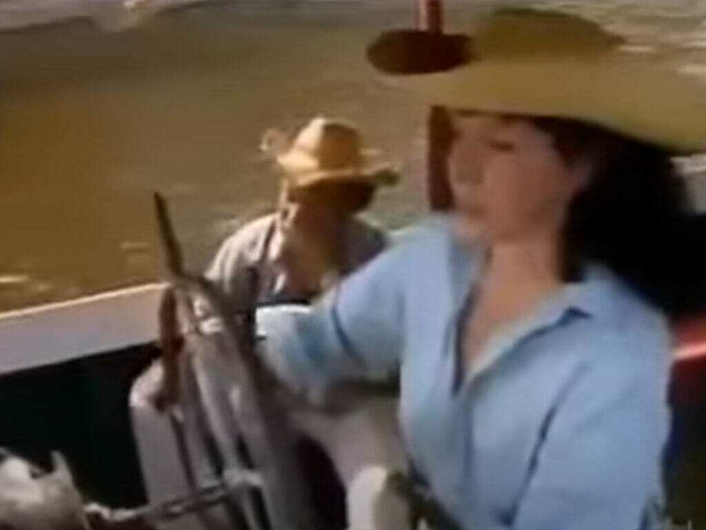 Cena de Maria Bruaca e Orlando na Pantanal de 1990