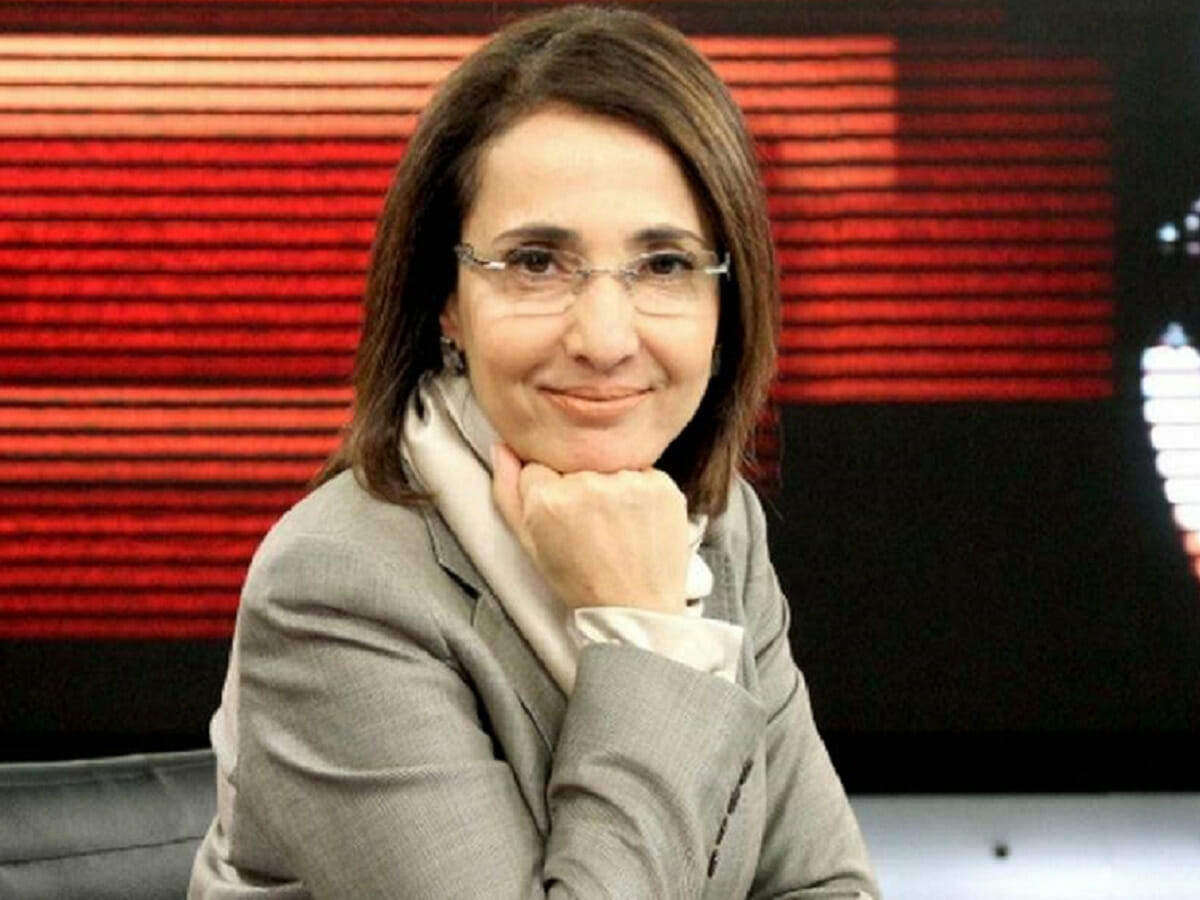 A jornalista Maria Cristina Poli na bancada do Jornal da Cultura, nos anos 2010