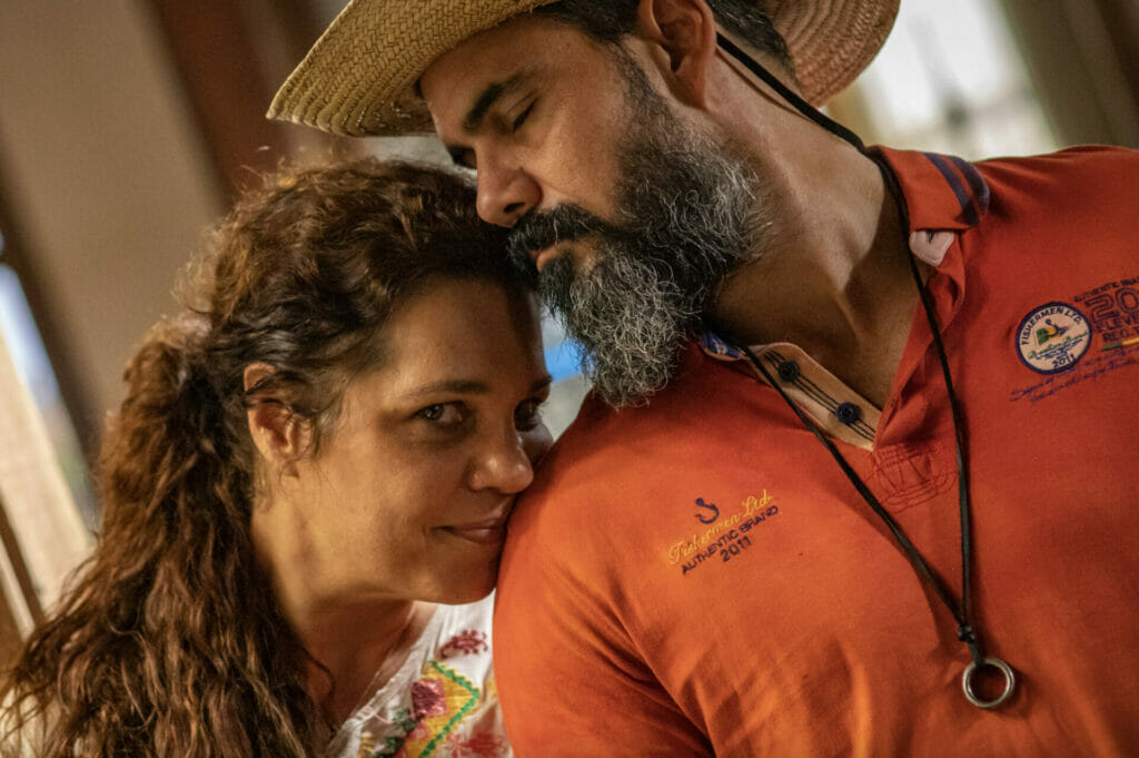 Maria Bruaca (Isabel Teixeira) e Alcides (Juliano Cazarré) em Pantanal