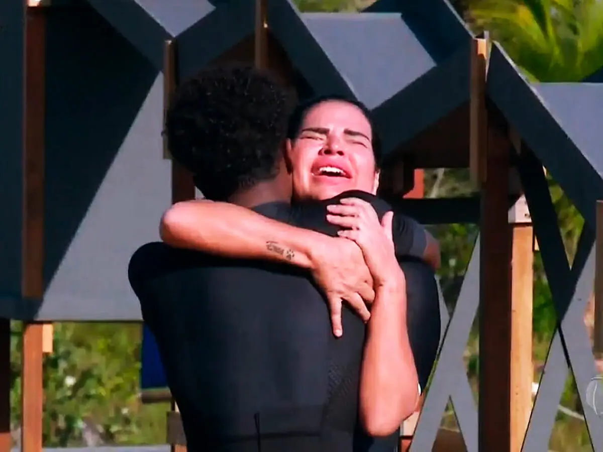 Kaik e Solange Gomes se abraçam na Ilha Record 2