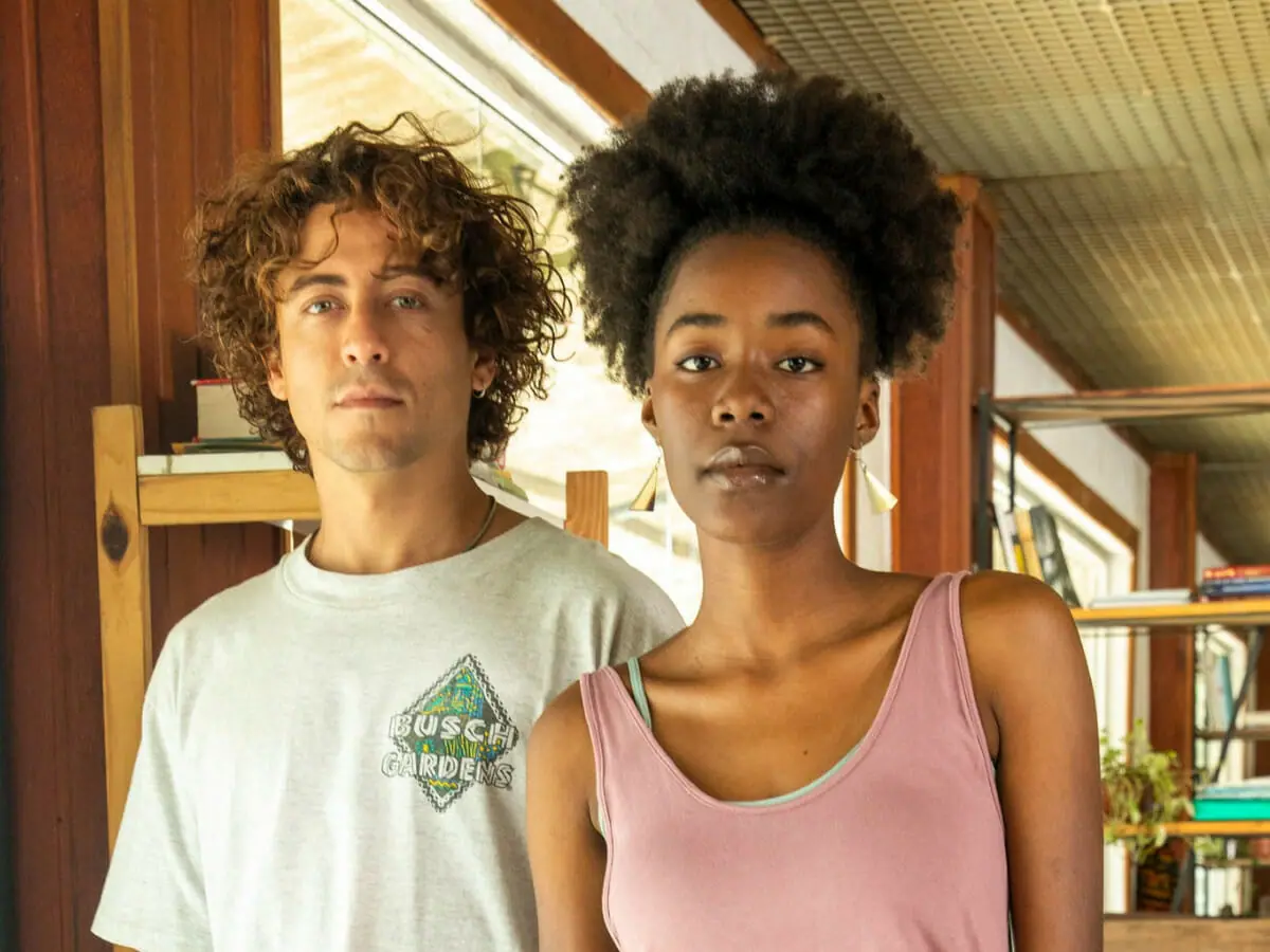 Jove (Jesuíta Barbosa) e Miriam (Liza Del Dala) em Pantanal