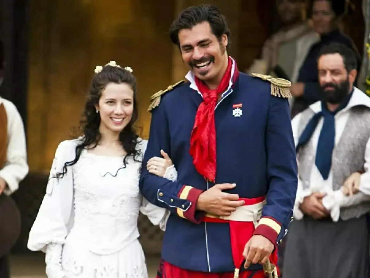Bibiana (Marjorie Estiano) e Rodrigo (Thiago Lacerda) em O Tempo e o Vento