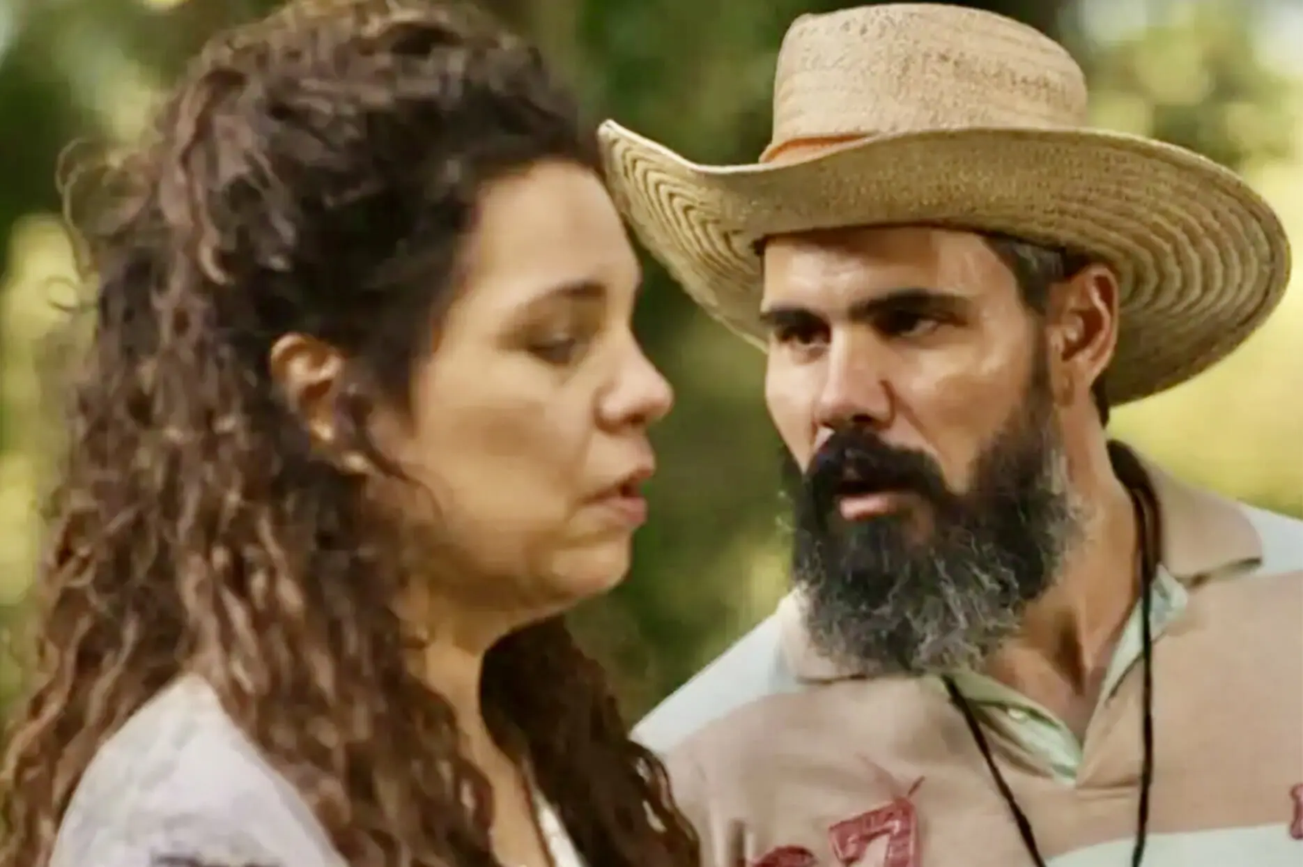 Maria Bruaca (Isabel Teixeira) e Alcides (Juliano Cazarré) de Pantanal