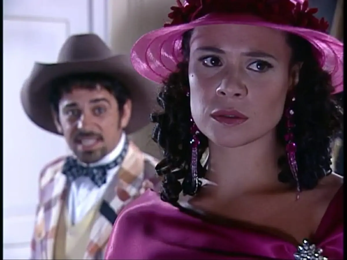 Januário (Taumaturgo Ferreira) e Lindinha (Vanessa Gerbelli) de O Cravo e a Rosa