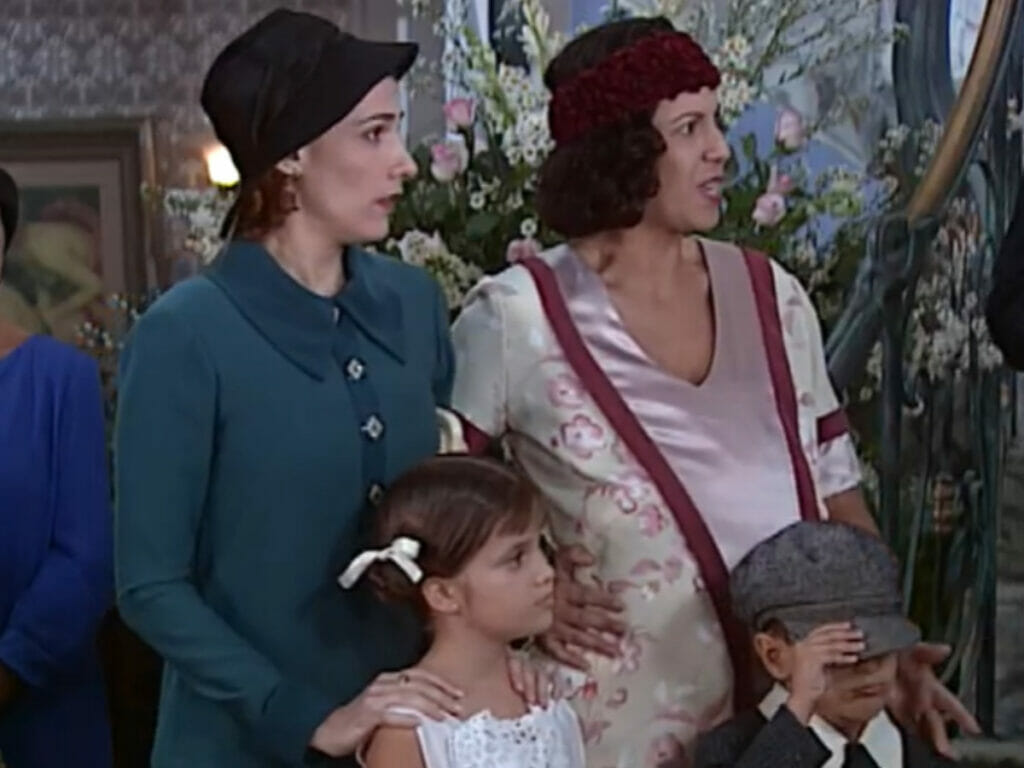 Lourdes (Carla Daniel) e Bárbara (Virgínia Cavendish) em O Cravo e a Rosa