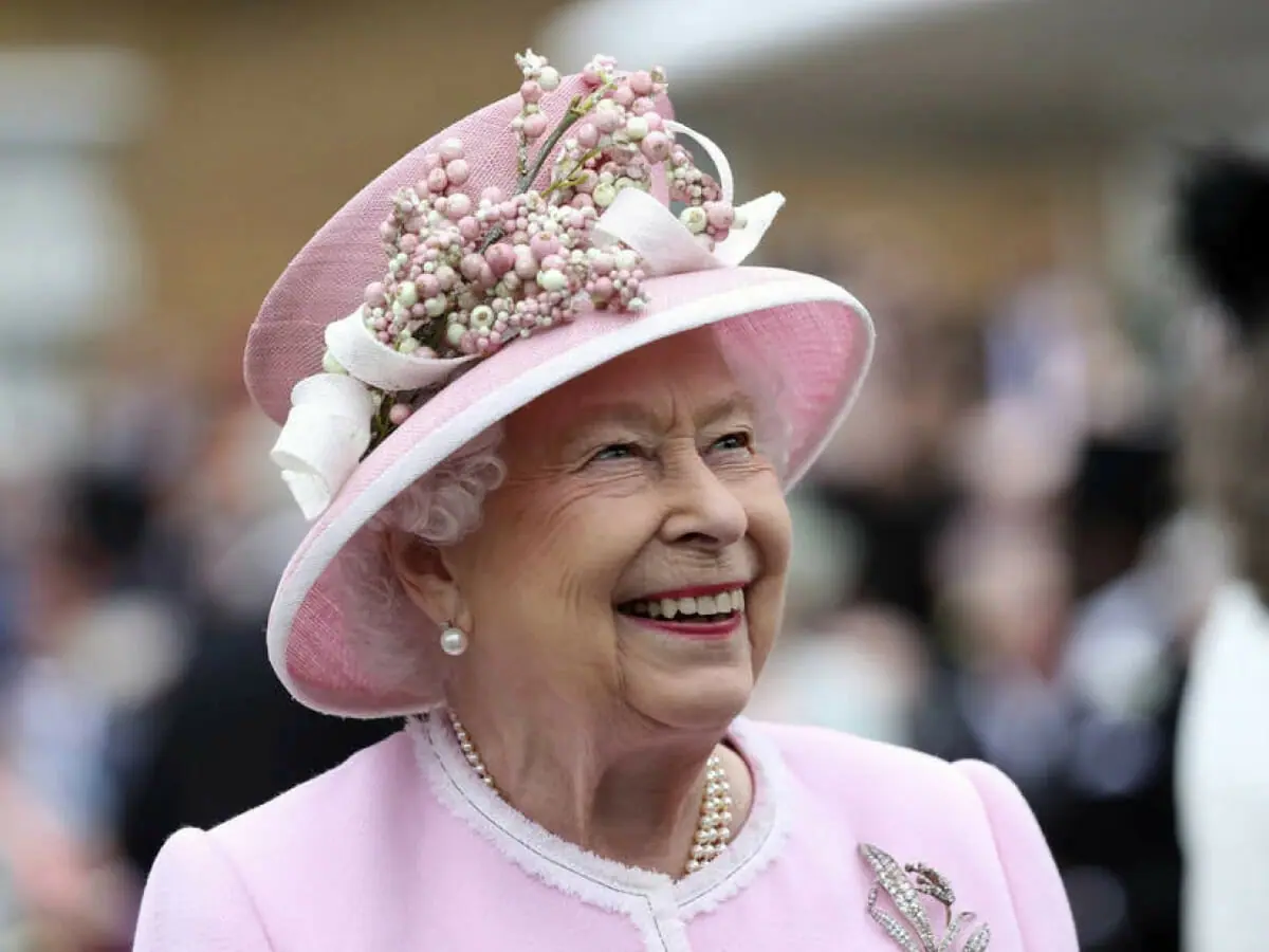 Rainha Elizabeth no Jardim do Palácio de Buckingham, em Londres, em 2019