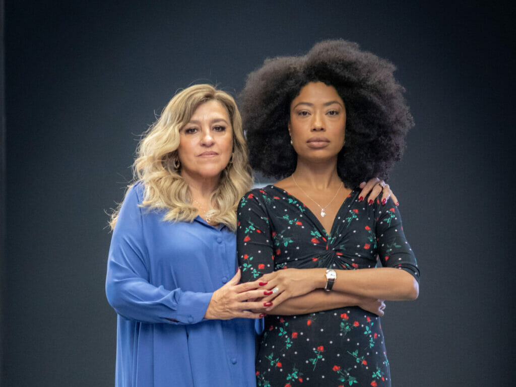 Zoé (Regina Casé) e Judite (Mariana Nunes) em Todas as Flores