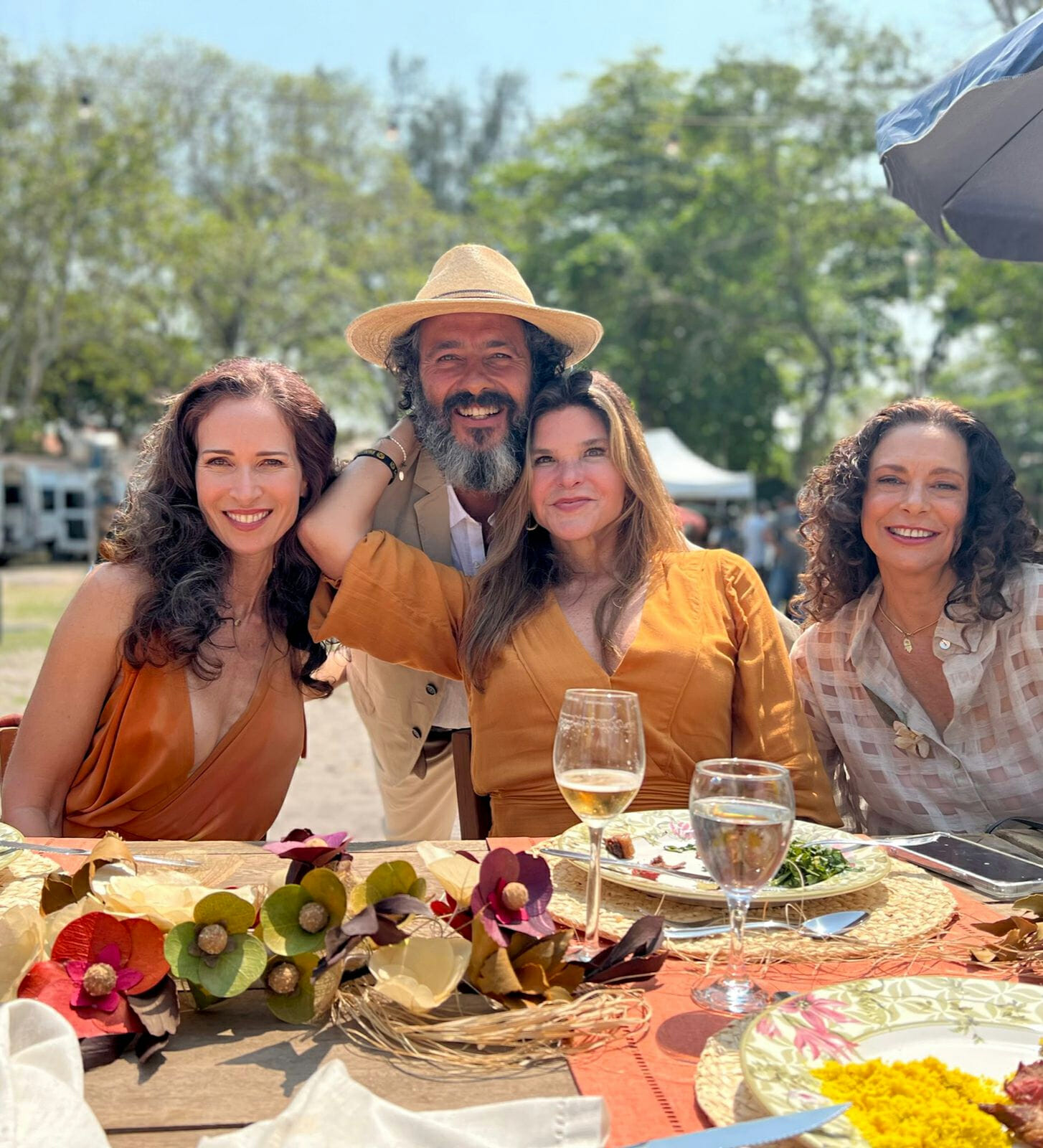 Ingra Lyberato, Marcos Palmeira, Cristiana Oliveira e Giovanna Gold nos bastidores do último capítulo de Pantanal