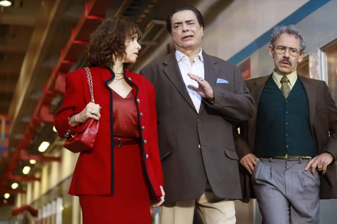 Leona Cavalli (Iris Abravanel), José Rubens Chachá (Silvio Santos) e Emílio de Mello (Stanislaw) na série O Rei da TV