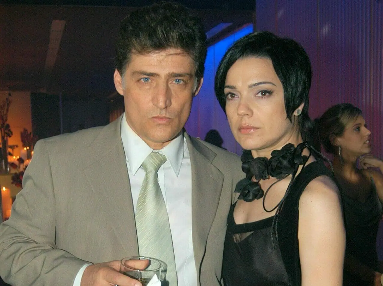 Alex (Giuseppe Oristânio) e Vitória (Bete Coelho) em Cristal