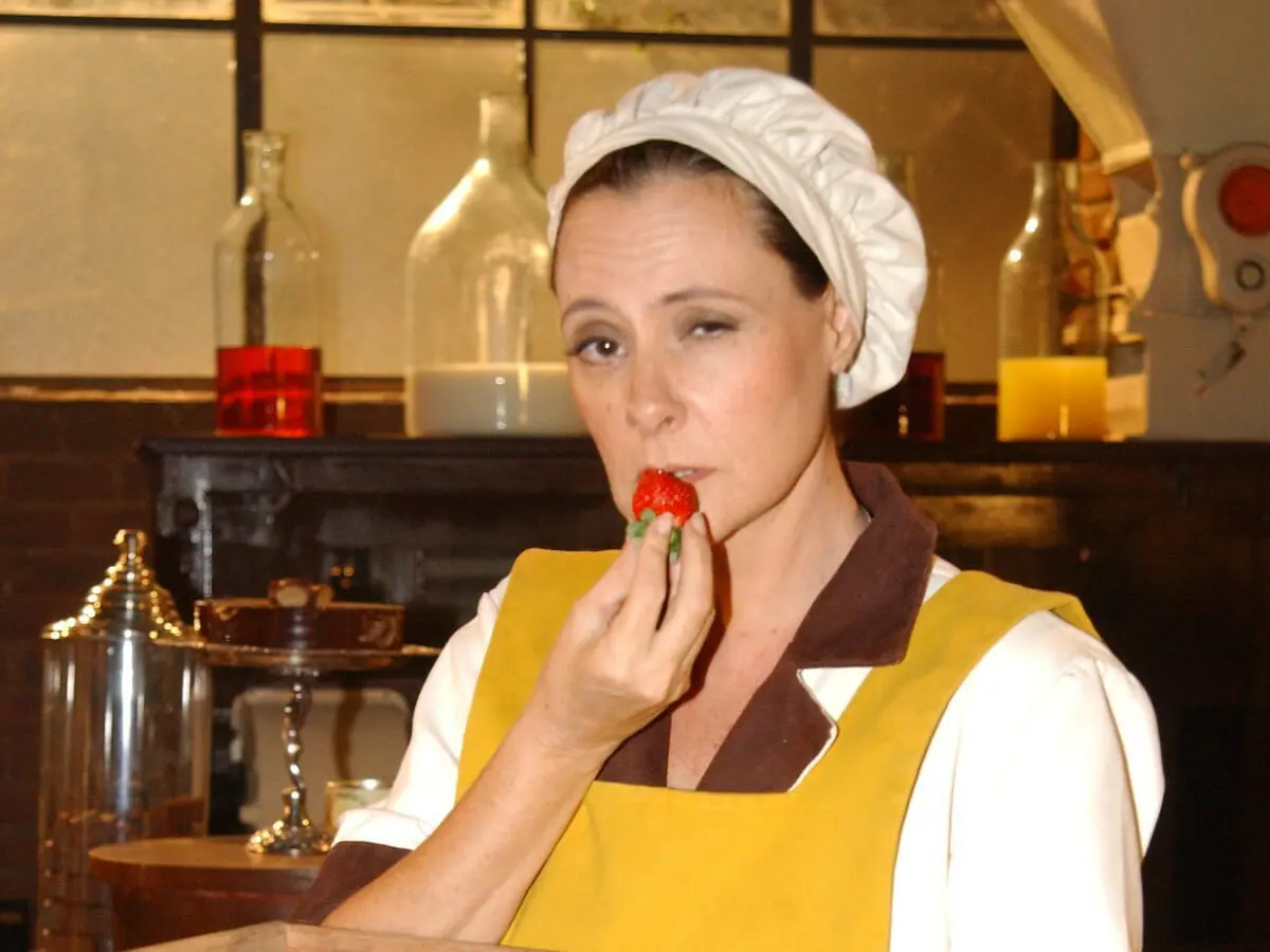 Elizabeth Savalla como Jezebel em Chocolate com Pimenta