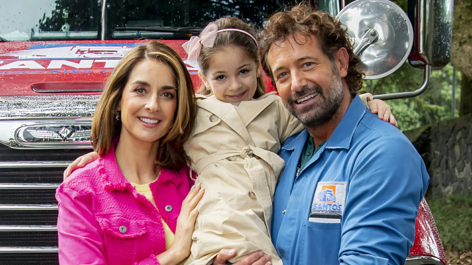 Susana González, Gabriel Soto e a menina Camille Mina são os protagonistas da novela Mi Camino es Amarte