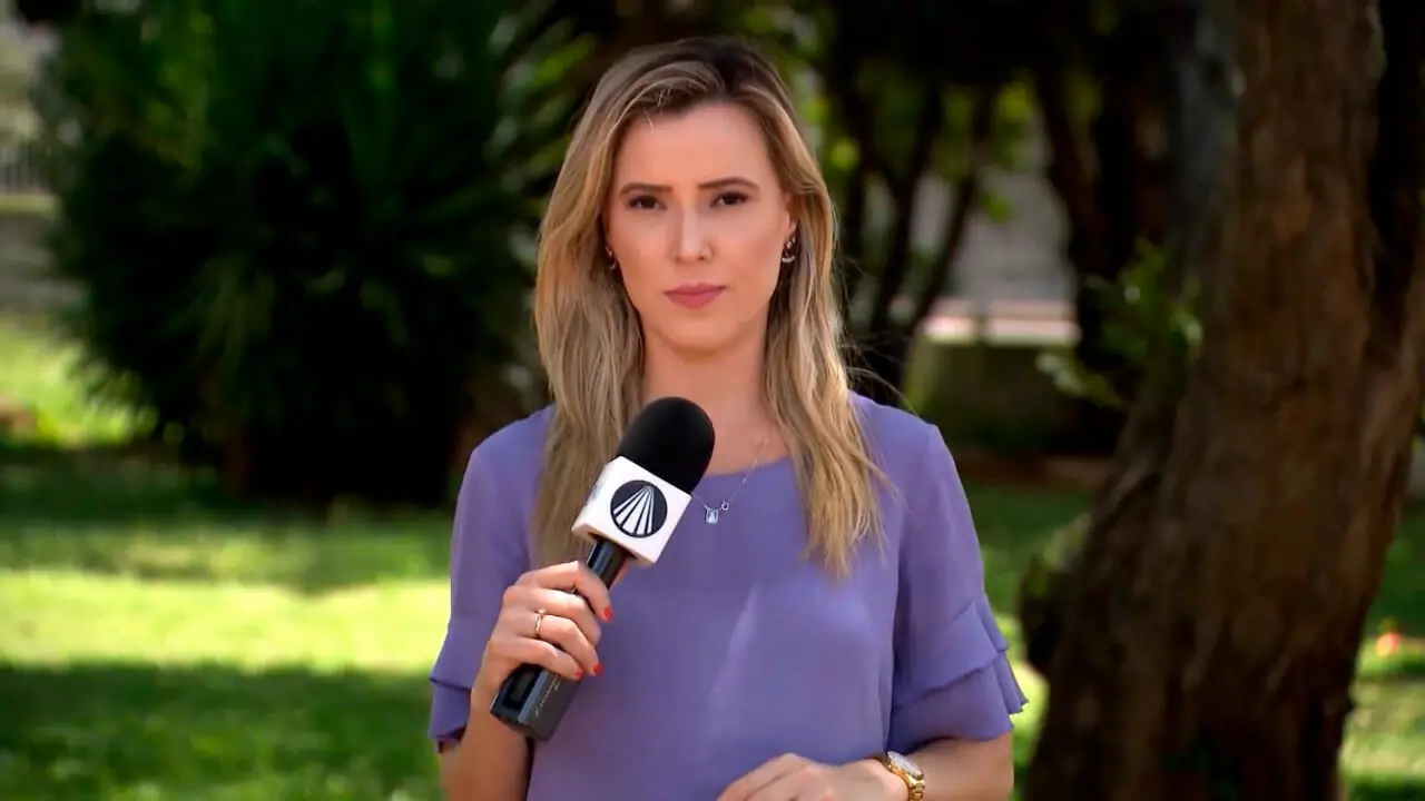 A repórter Camila Morais, da TV Aparecida