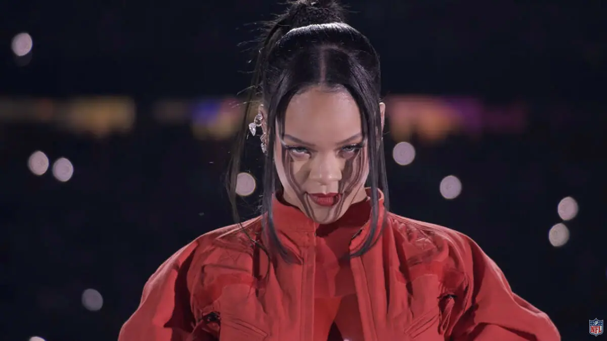 Rihanna durante show do intervalo no Super Bowl