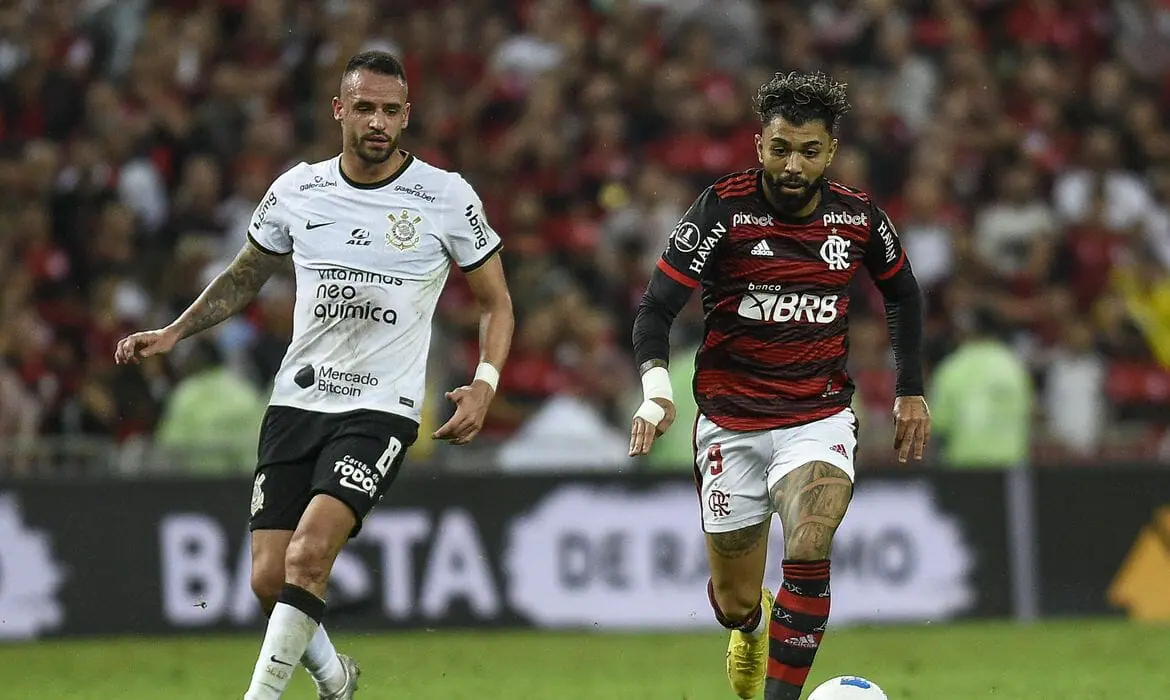 Flamengo e Corinthians duelam em campo
