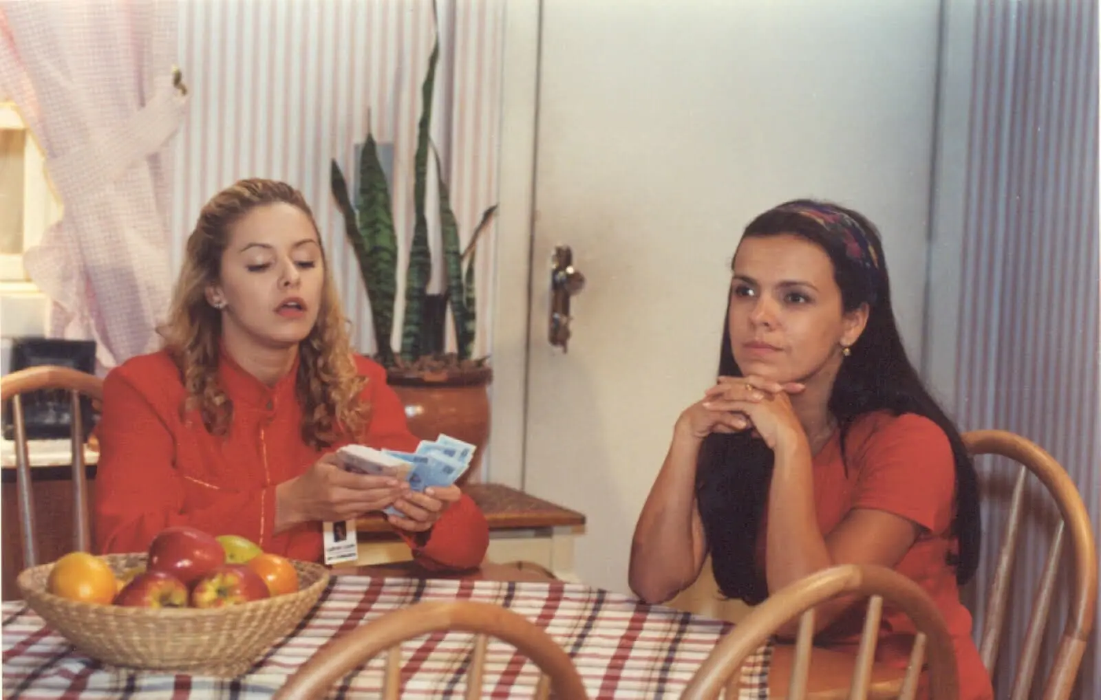 Mila (Bianca Rinaldi) e Rosa (Marcela Muniz) em Pícara Sonhadora